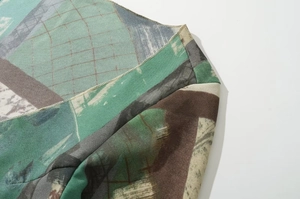 Detaillierte Nahaufnahme des Vintage-Drucks und der hochwertigen Nähte am V-Ausschnitt Kleid