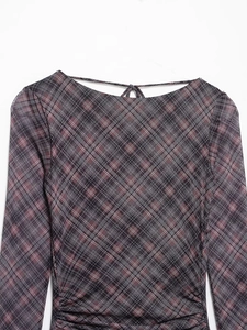 Détail de robe en mesh à carreaux violets avec fronces latérales et lien au col