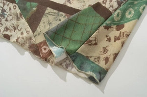 Detail eines Vintage-Kleides mit unregelmäßigem Blumendruck und geometrischen Mustern