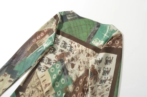 Detail eines Vintage-Blumen- und Pferdeprint auf leichtem Polyester-Strickgewebe