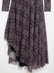 Détail de robe à carreaux gris avec ourlet asymétrique et texture de motif écossais