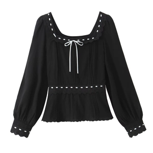Blouse noire vintage à col carré avec bordures en dentelle blanche et broderie fine