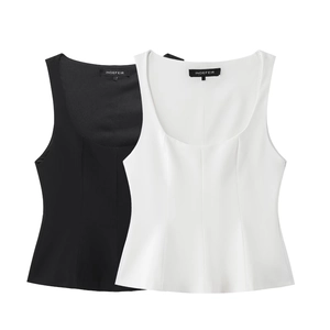 Détail de hauts peplum sans manches noirs et blancs avec des coutures de structure