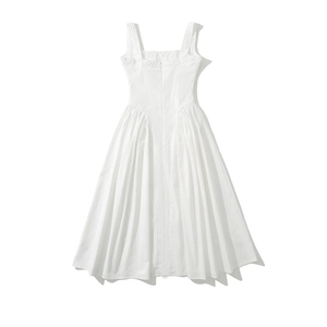 Elegante abito midi bianco senza maniche con scollo quadrato e gonna a pieghe