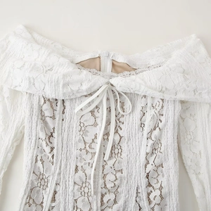 Robe blanche élégante en dentelle à épaules dénudées avec des motifs floraux fins
