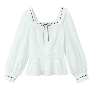 Blouse blanche à manches longues, col carré avec dentelle et détail nœud noir