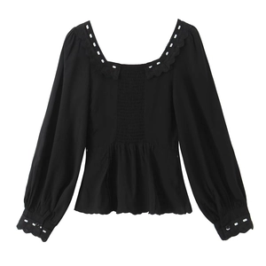 Chemisier noir pour femme avec col carré, détails en dentelle et taille smockée