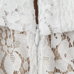 Robe chic en dentelle blanche à épaules dénudées avec fermeture éclair invisible