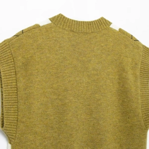 Chic diamond pattern knit vest in olive green with contrast white shoulder panels