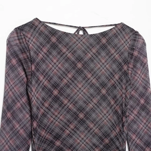 Robe à carreaux violet et rouge foncé avec détail noué au dos pour un style de rue printanier