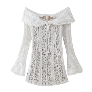 Haut élégant en dentelle blanche à épaules dénudées avec crochet floral et manches évasées