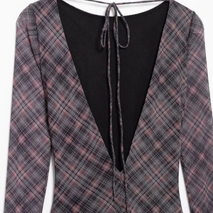 Robe à carreaux pour femmes avec manches longues et un élégant dos en V avec des liens