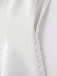 Détail de la fermeture à glissière invisible sur une robe blanche extensible de haute qualité