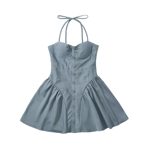 Robe courte dos nu à rayures bleues avec jupe plissée et détails boutonnés