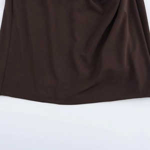 Detailaufnahme des doppelgenähten Saums an einem dunkelbraunen, engen Strickkleid