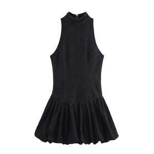 Détail d'une robe noire sans manches à col montant avec ourlet bulle plissé et fermeture