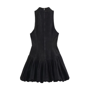 Détail d'une robe courte noire sans manches à col montant avec jupe ballon et zip arrière