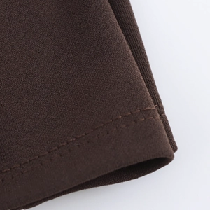 Detailaufnahme der Doppelnaht an dunkelbraunem Strickstoff für ein figurbetontes Kleid