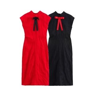 Détail de robes longues sans manches avec nœuds contrastés et tissu texturé