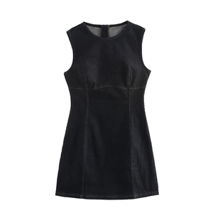 Mini robe en jean noir sans manches pour femme avec col rond et coupe ajustée
