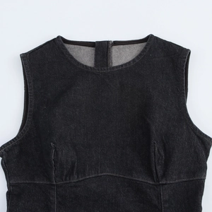 Robe courte en jean sans manches pour femme avec col rond et coupe ajustée minimaliste