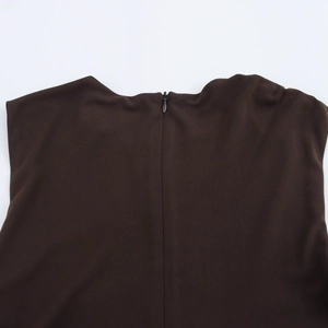 Nahaufnahme des unsichtbaren Reißverschlusses am dunkelbraunen ärmellosen Bodycon-Kleid