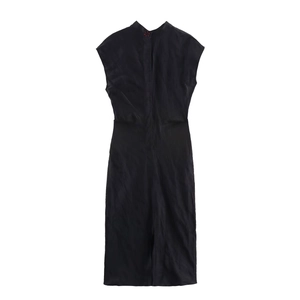 Détail d'une robe noire sans manches avec col montant et fermeture éclair discrète au dos