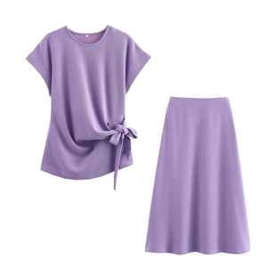Conjunto de dos piezas para mujer en violeta claro con camiseta anudada y falda midi