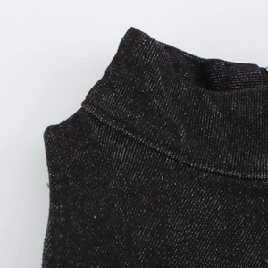 Gros plan du col montant et du tissu mélangé texturé gris de cette robe chic