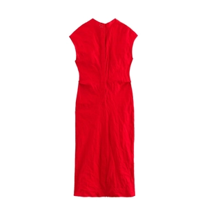 Détail d'une robe longue rouge sans manches avec col montant et coutures blanches au dos
