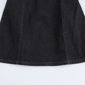 Détail de l'ourlet et des coutures de cette robe trapèze en jean noir sans manches pour femme