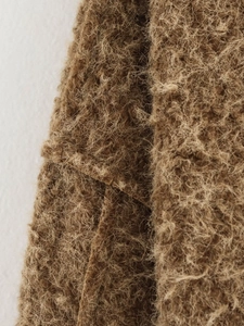 Vue détaillée du tissu imitation laine marron foncé avec texture douce et couture nette