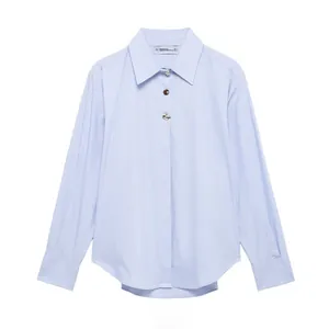 Détail d'une chemise à rayures bleu clair avec boutons décoratifs et poignets larges