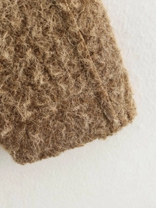 Vue macro détaillée de la texture du tissu imitation laine marron et des fibres douces