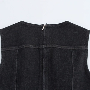 Détail de la robe en jean noir ajustée avec col rond et fermeture éclair cachée
