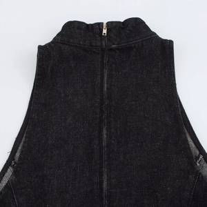 Détail de robe en jean sans manches avec col montant et fermeture éclair métallique