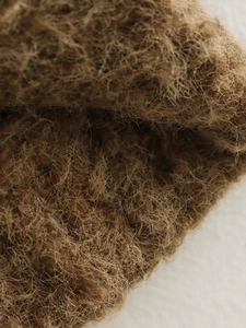 Vue macro de laine synthétique marron avec texture à franges pour vêtements féminins