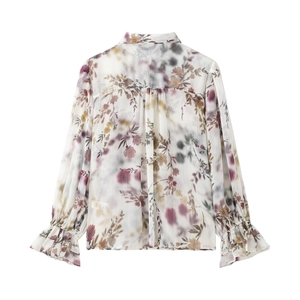 Vue détaillée du dos d'une blouse en mousseline fleurie transparente avec poignets à volants