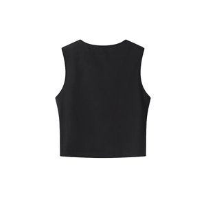 Detail-Rückansicht eines schwarzen ärmellosen Crop-Tops mit Rundhalsausschnitt