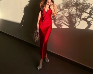 Détail d'une robe midi en satin rouge avec décolleté en cœur et une silhouette élégante