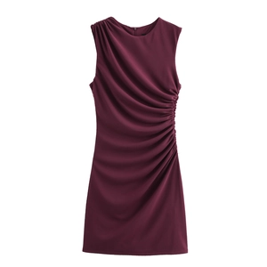 Ärmelloses bordeauxrotes Minikleid in schmaler Passform mit eleganten Raffungen und Falten