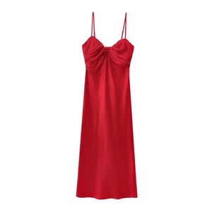 Détail d'une robe midi en satin rouge avec décolleté en cœur et corsage plissé élégant