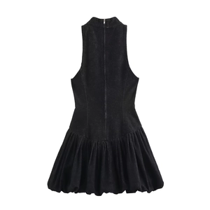 Robe courte noire sans manches à col montant avec jupe ballon et fermeture éclair au dos