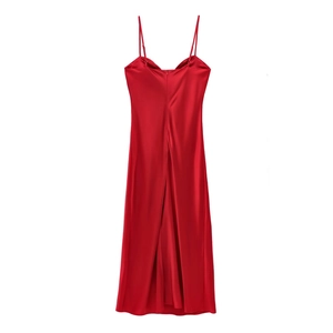 Détail d'une robe midi en satin rouge avec fente arrière et texture soyeuse de luxe