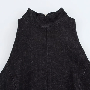 Robe courte noire en denim pour femme avec coupe ballon et col montant
