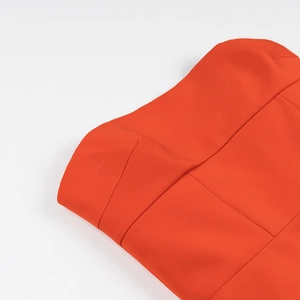 Elegante abito a fascia rosso arancio con dettaglio risvolto strutturato e cuciture di qualità