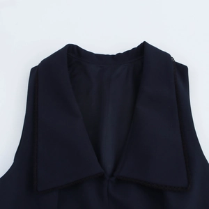 Slim fit long sleeve dress with V-neckline and delicate black lace trim detailing