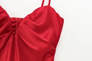 Détails de la robe en satin rouge avec décolleté en cœur plissé et fines bretelles