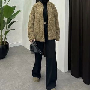 Cardigan duveteux marron pour femme avec pantalon large noir et petit sac à main