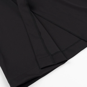 Detailansicht von schwarzem Strickstoff mit Schlitz am Saum und Doppelnaht-Verarbeitung
